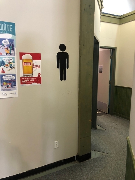Entrée de la salle de toilette pour homme