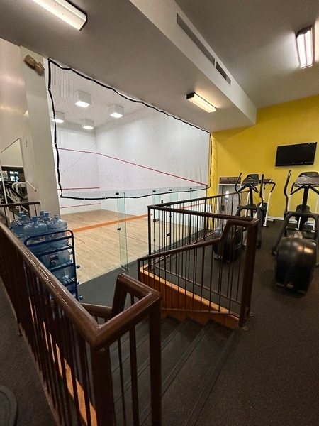 Salle d'entraînement et terrain de racquetball et squash