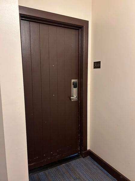 Porte d'entrée de la chambre 316