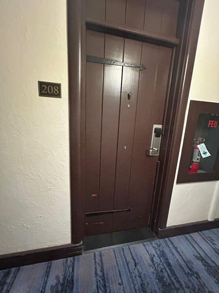 Porte d'entrée de la chambre 208
