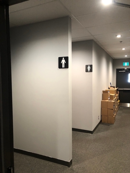 Entrée des salles de toilette au 3e étage