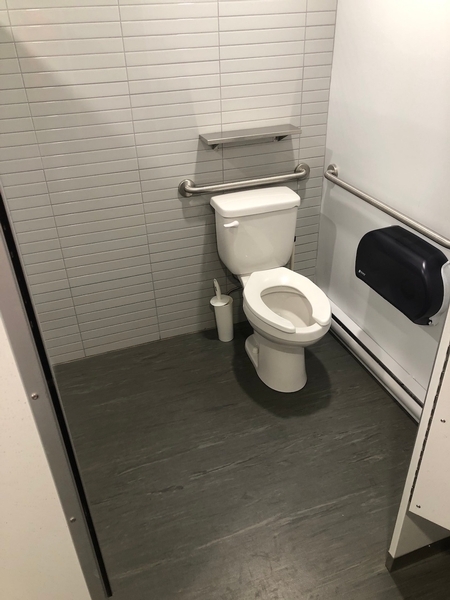 Modèle des salle de toilette avec barre d'appui à gauche