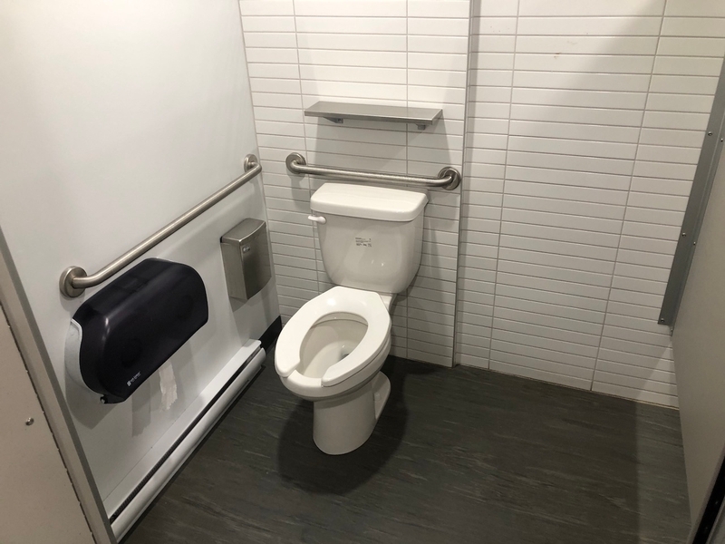 Modèle des salle de toilette avec barre d'appui à gauche
