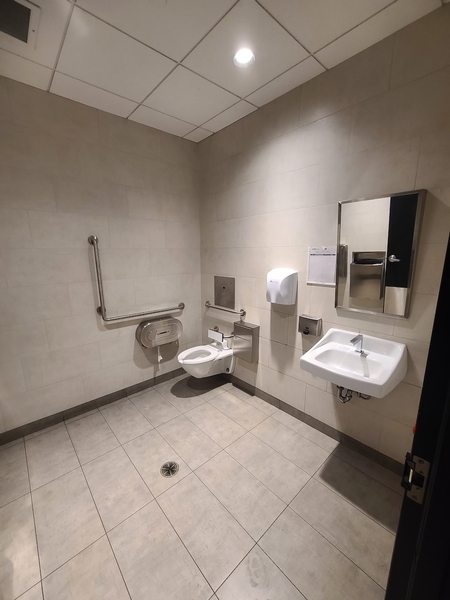 Salles de toilette universelle (2) au Niveau 1