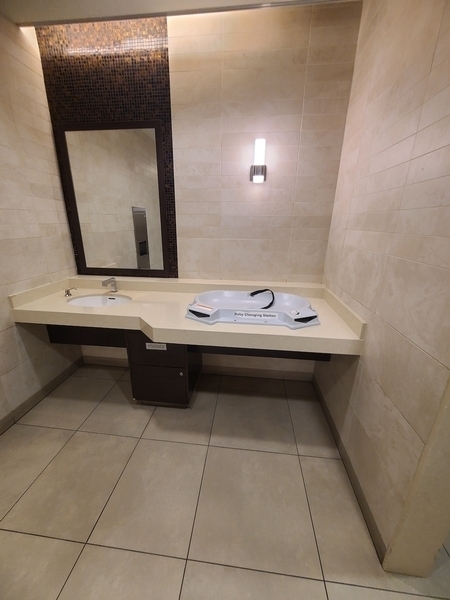 Lavabos accessibles dans toutes les salles de toilette (dégagement de 10 cm)