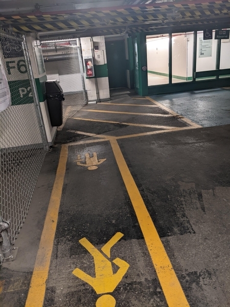 Parcours sécuritaire du stationnement réservé à l'entrée