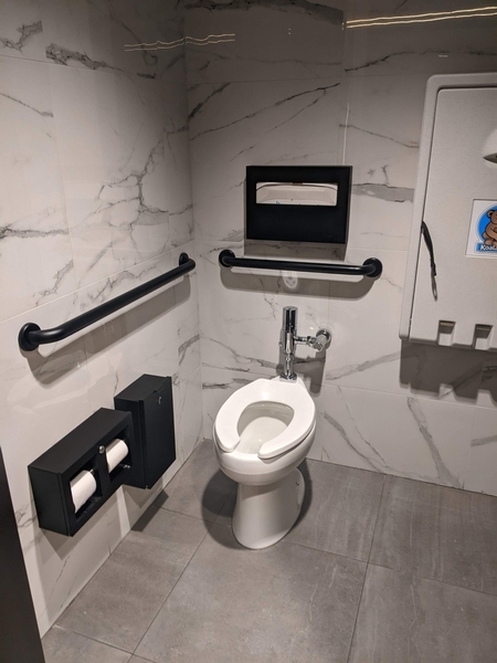 Toilette à cabinets multiples