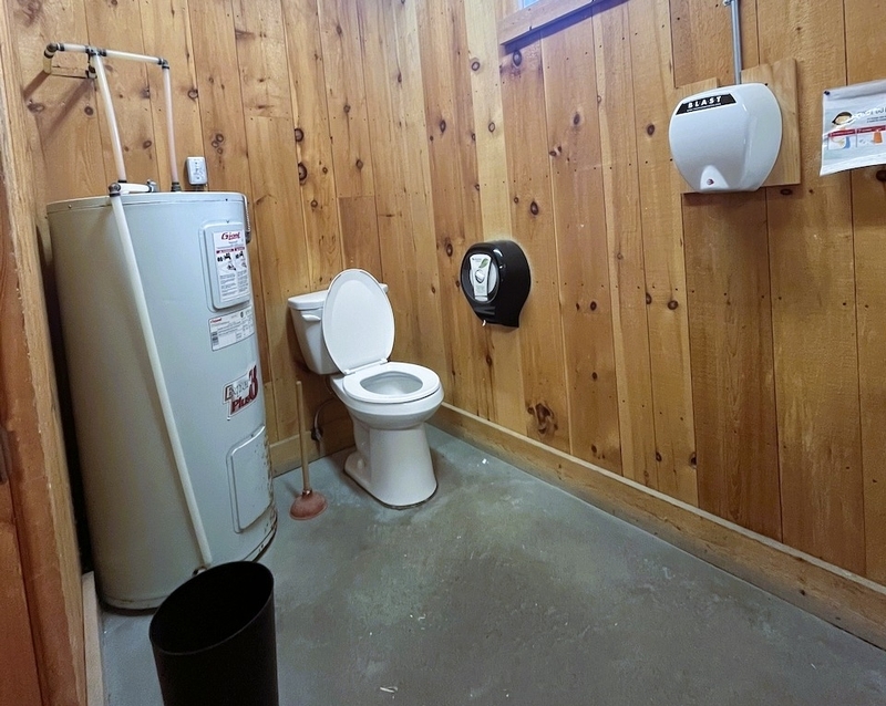 Salle de toilette universelle - hommes - Ferme pédagogique
