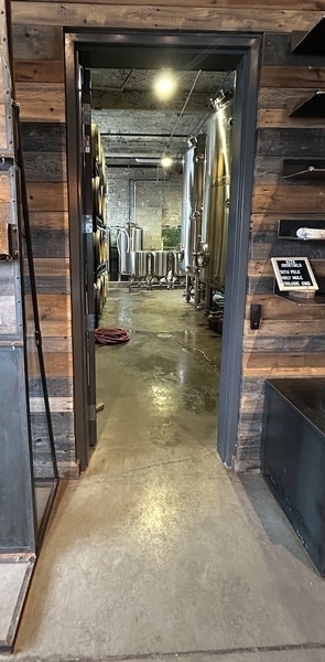 Porte d'entrée de la salle de distillerie