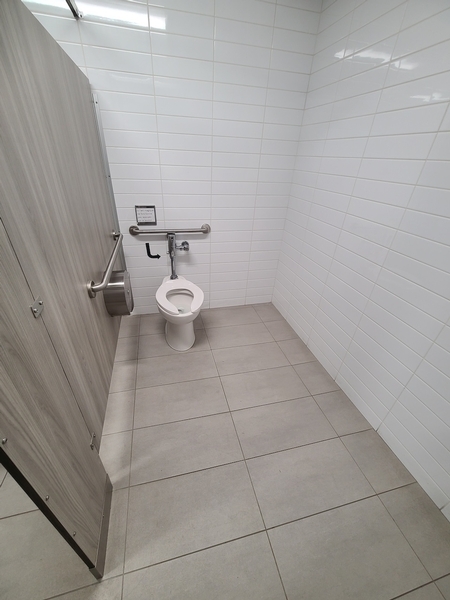 Cabinet adapté dans la salle de toilette des femmes