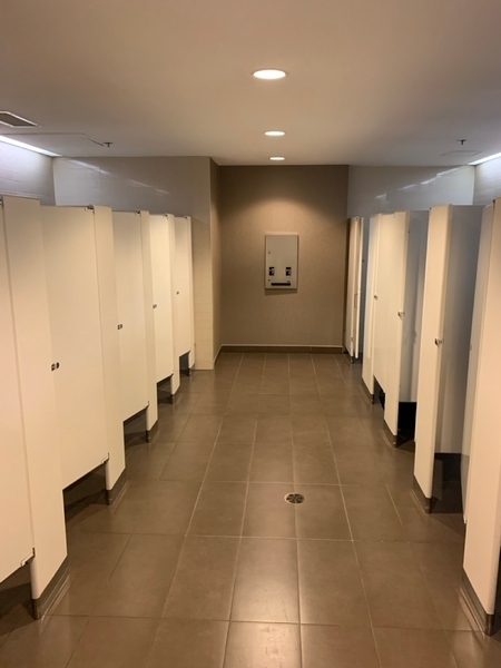 Salle de toilette de la mezzanine 
