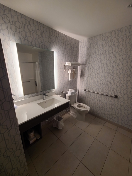 Toilette et lavabo - Chambre #200