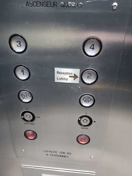 Ascenseur sans braille ni relief