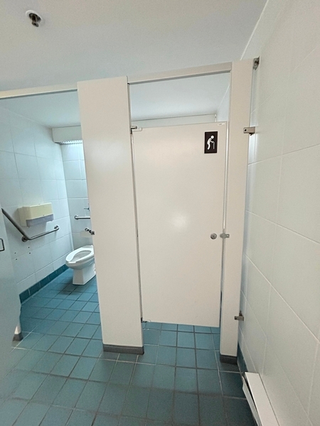 Cabinets de toilettes adaptés