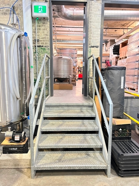Escalier menant à la zone de production et Bureau