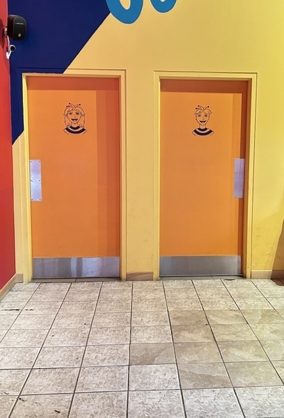 Portes des salles de toilettes