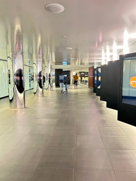 Corridor de circulation intérieur entre le Métro et l'OSM