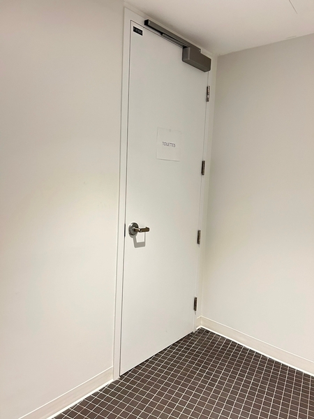 Porte d'entrée de la salle de toilette universelle