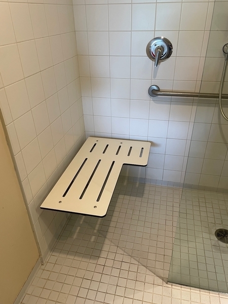 Siège de douche fixe chambre 401