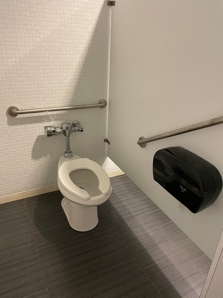 Salle de toilettes homme du rez-de-chaussée