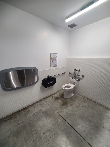Cabinet accessible - Salle de toilette des hommes au 1er étage