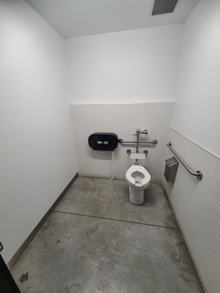 Cabinet accessible - Salle de toilette des femmes au 1er étage