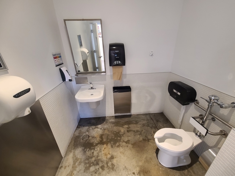 Salle de toilette universelle près de la Brûlerie Rousseau
