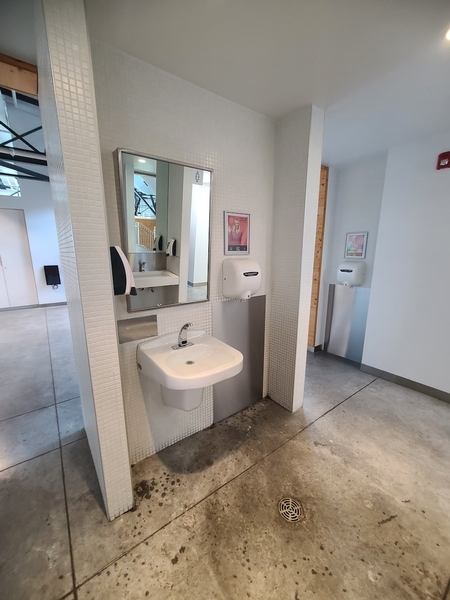 Lavabo commun des salles de toilette au 1er étage