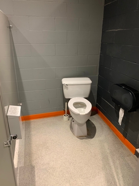 Cabine de toilette près du Gym A