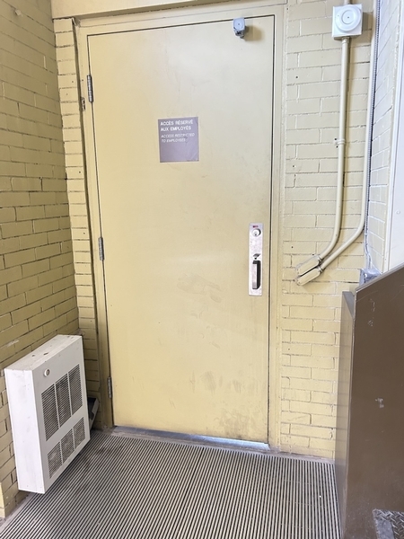 Porte d'entrée intérieure menant à la salle de soufflerie