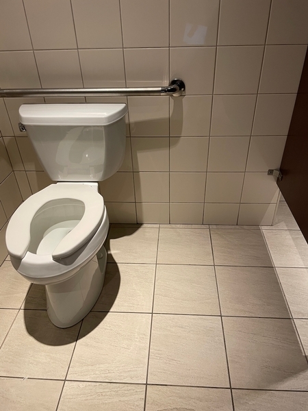 Salle de toilettes homme au rez-de-chaussée