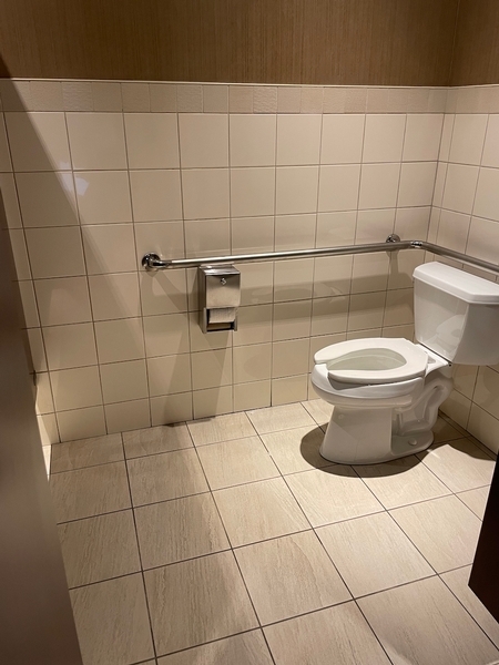 Salle de toilettes homme au rez-de-chaussée