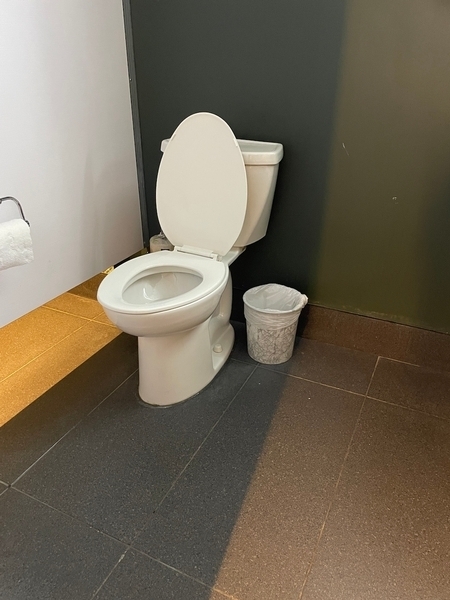 Salle de toilettes homme sur la mezzanine