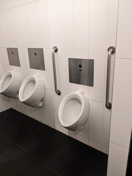 Urinoir aménagé salle de toilette hommes 7ème étage