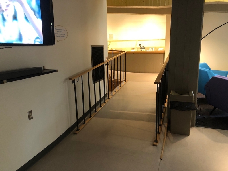 rampe d'accès menant à l'ascenseur au 3e étage