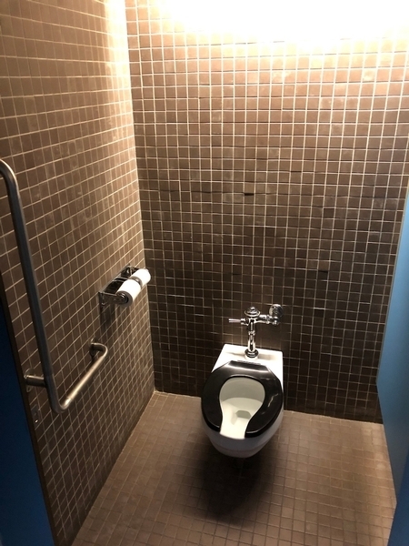 Salle de toilette pour homme (4e étage)