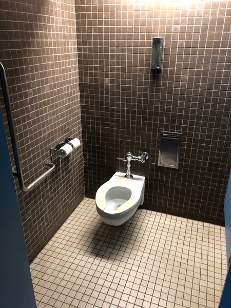 Salle de toilette pour femme (4e étage)