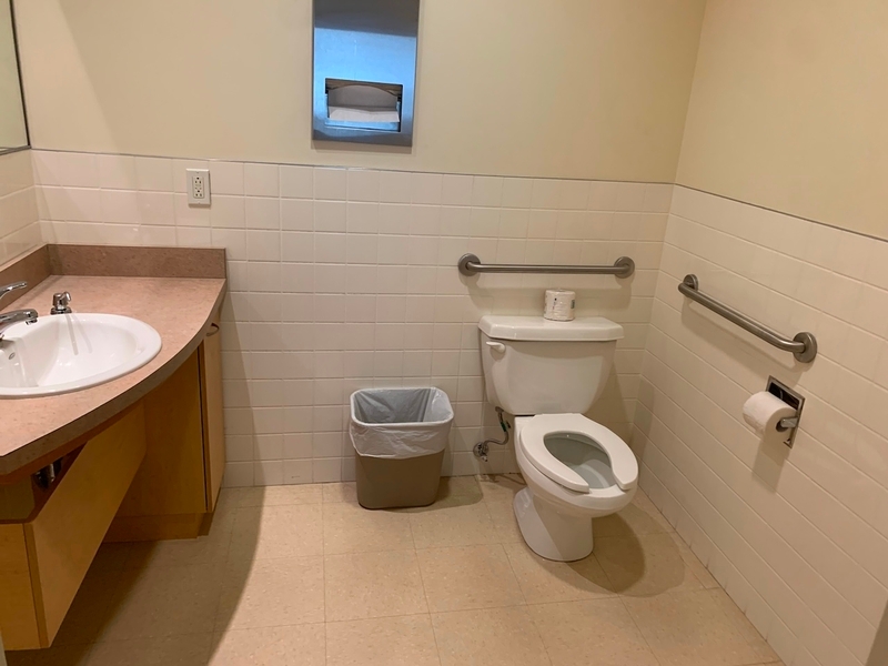 Salle de toilette près de la salle Providence
