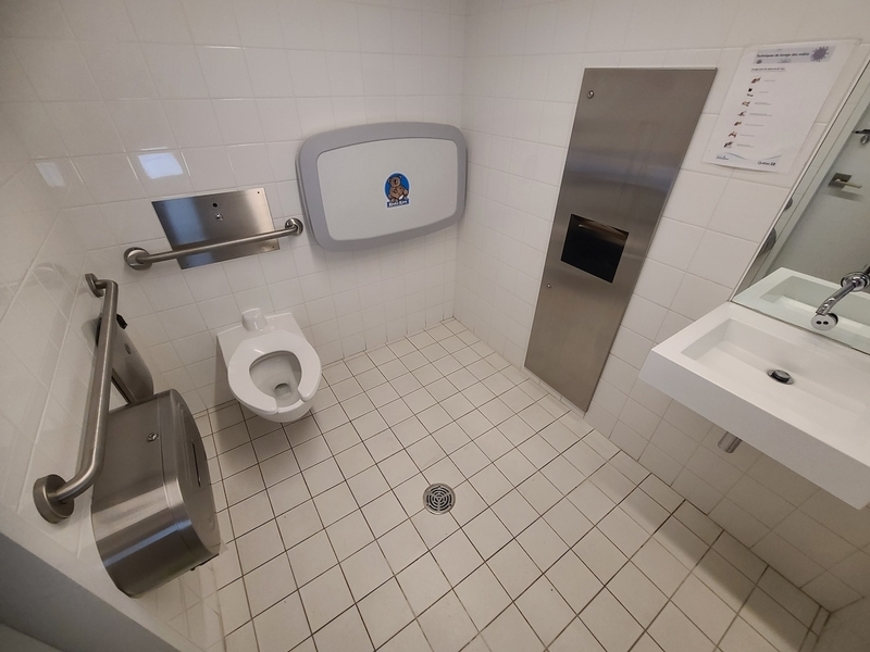 Salle de toilette au niveau 1