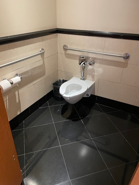 Salle de toilettes homme près du restaurant