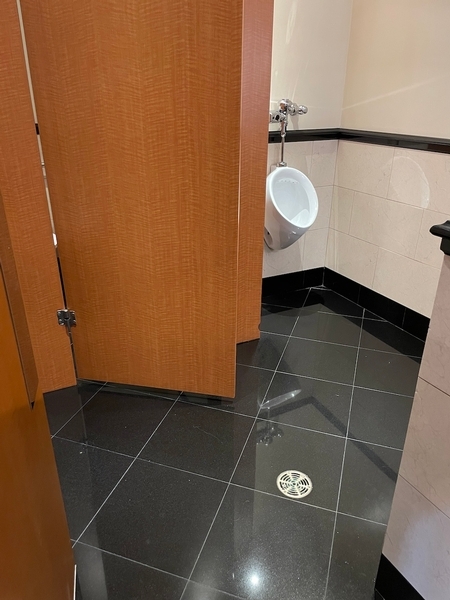 Salle de toilettes homme près du restaurant