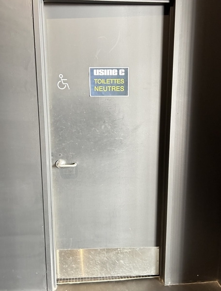 Porte de la salle de toilette universelle