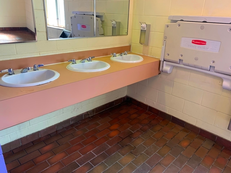 Salle de toilette du chalet d'accueil