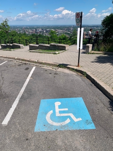 Stationnement réservé au belvédère Camilien-Houde