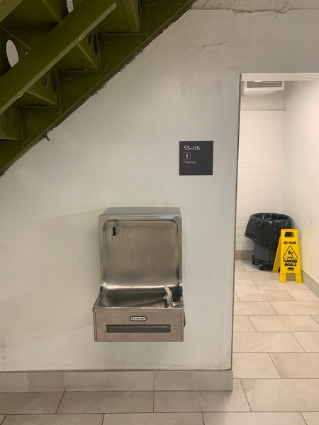 Fontaine à boire près de la salle de toilette