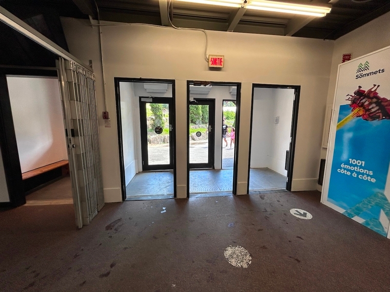 2e porte d'entrée pour l'accès à la salle de toilette universelle et les casiers