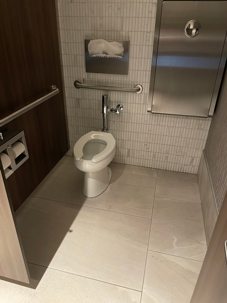 Salle de toilette homme près des ascenseurs