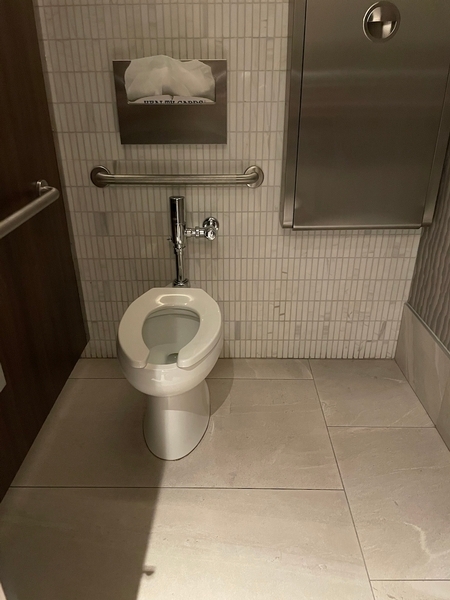 Salle de toilette homme près des ascenseurs