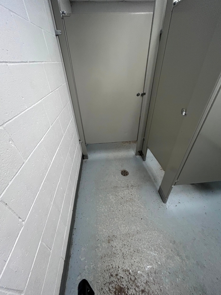 Porte du cabinet accessible de la salle de toilettes femmes