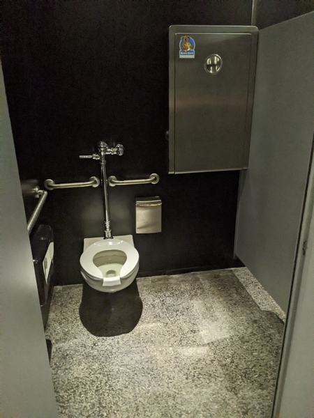 Salle de toilette femmes au rez-de-chaussée